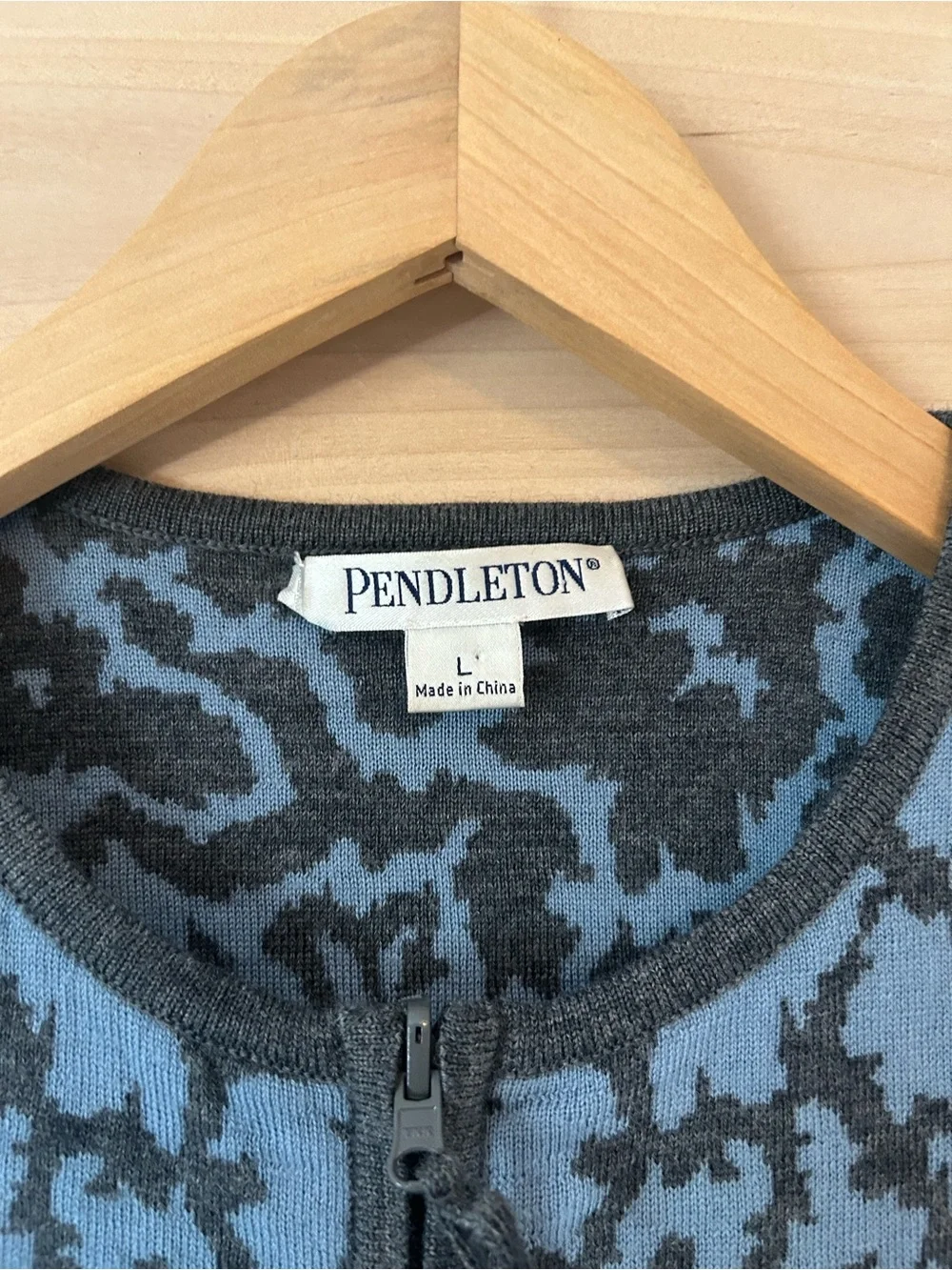 Pendleton Women’s Blue charcoal Patterned 100% merino wool Zip cardigan, Large